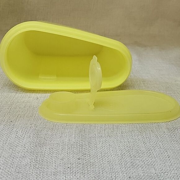 2 Tupperware Containers Yellow - Picture 3 of 7